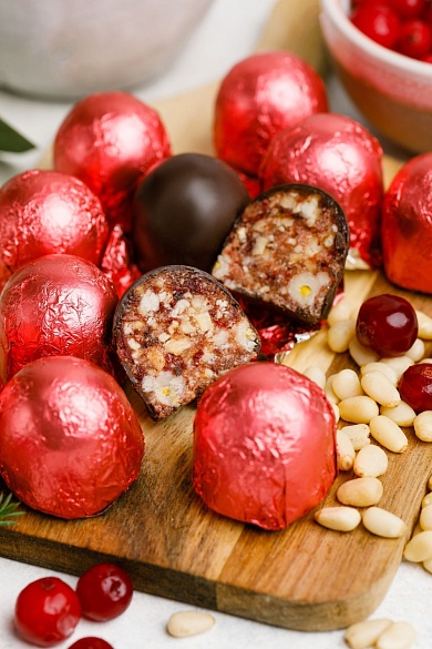 Кедровый грильяж с клюквой  1000 гр в шоколадной глазури